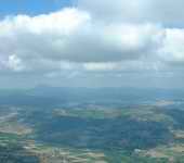 Un village avec un nuage et son ombre qui le survol ... Dans le Puy de Dome (Dont on voit la silouhte au fond  gauche)